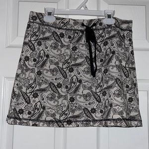 White and black paisley print stretchy skort